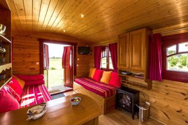 Les Roulottes-Gîtes de la Ferme de l'Autruche Dromoise