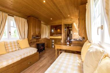 Les Roulottes-Gîtes de la Ferme de l'Autruche Dromoise