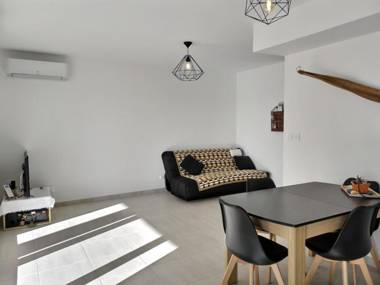 Appartement climatisé moderne avec terrasses à 500m de la mer