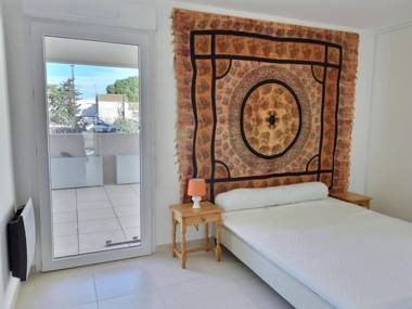 Appartement climatisé moderne avec terrasses à 500m de la mer