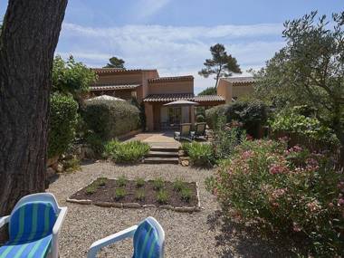 Provencal bastide with a dishwasher in a green area