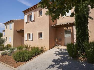 Provencal bastide with a dishwasher in a green area