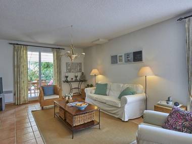 Detached villa with a dishwasher in green surroundings