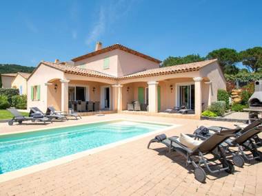 Cozy Holiday Home in Le Plan-de-la-Tour with Pool