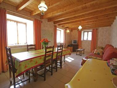 Spacious Holiday Home near Forest in Esmoulières
