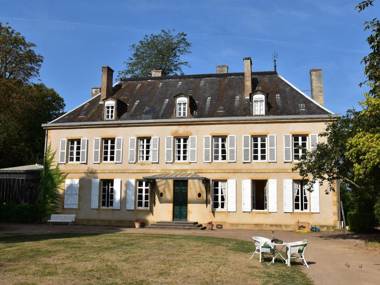 Vintage Mansion in Saint-Aubin-sur-Loire with Pool