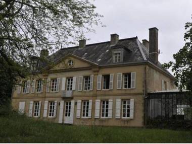 Vintage Mansion in Saint-Aubin-sur-Loire with Pool