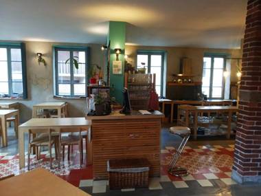 La Maison Rouge - Backpacker Hostel