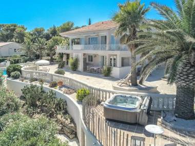 Luxury Villa with Jacuzzi in Les Issambres