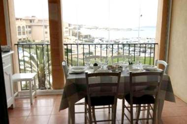 Appartement d'une chambre avec vue sur la mer piscine partagee et terrasse amenagee a Six Fours les Plages a 1 km de la plage