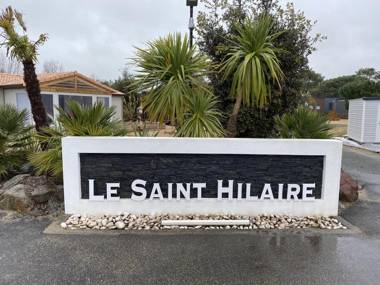 Un cottage version moderne dans un domaine avec piscine