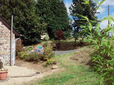 Quaint Holiday Home in Saint-Gilles-les-Bois with Barbecue