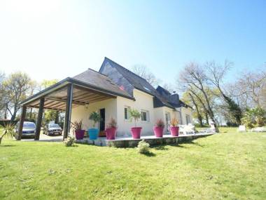 Beautiful holiday home with large garden in Brittany 1 km from the beach