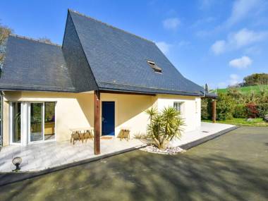 Beautiful holiday home with large garden in Brittany 1 km from the beach