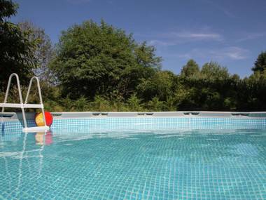 Wonderfully spacious holiday home with above ground swimming pool