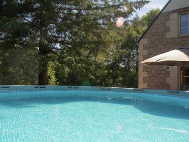 Wonderfully spacious holiday home with above ground swimming pool