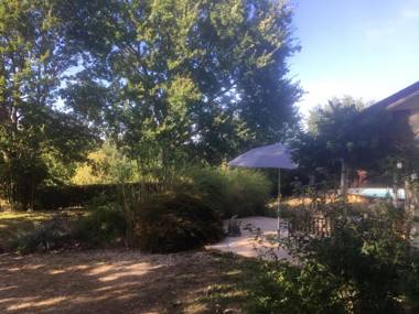 Bungalow d'une chambre avec piscine privee jardin clos et wifi a Saint Chamassy a 3 km de la plage