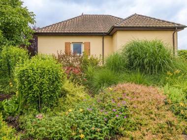Two comfortable houses with swimming pool near Monbazillac and Bergerac.