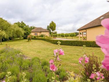 Two comfortable houses with swimming pool near Monbazillac and Bergerac.