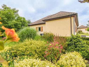 Cosy Holiday Home in Aquitaine with Swimming Pool