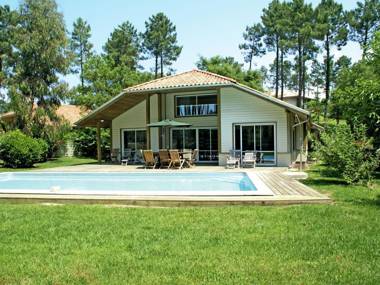 Nice villa with a private swimming pool 900m from the beach
