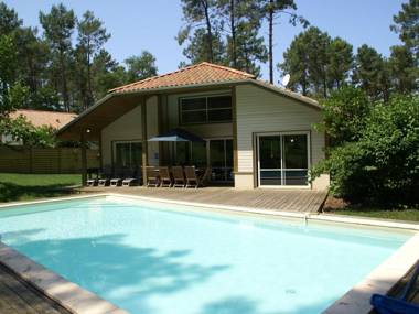 Nice villa with a private swimming pool 900m from the beach