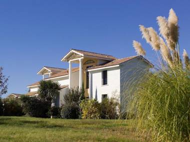 Nice villa with a private swimming pool 900m from the beach