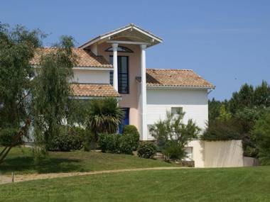 Nice villa with a private swimming pool 900m from the beach