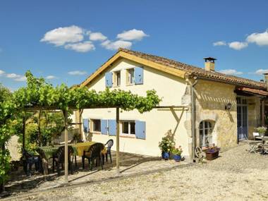 Quaint Cottage in Saint-Eutrope-de-Born with Swimming Pool