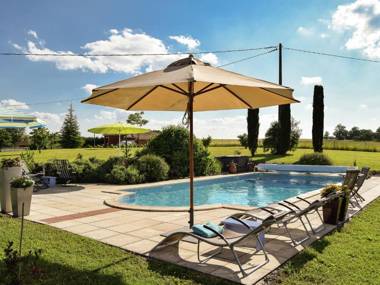Quaint Cottage in Saint-Eutrope-de-Born with Swimming Pool