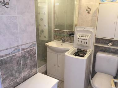 Proche Plage et commerces pour ce T2 en RDC avec jardin privatif-4NMA7