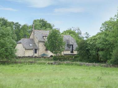 Vintage Holiday Home in Muret le Ch teau with Garden