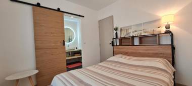 Petite villa individuelle de plain pied face aux champs et à proximité de la plage