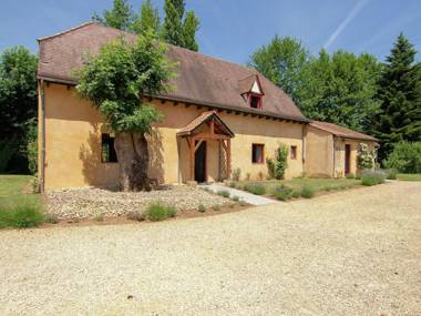 Cottage on an estate with a swimming pool in the middle of the Perigord.
