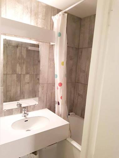 Studio avec vue sur la ville balcon et wifi a Vars