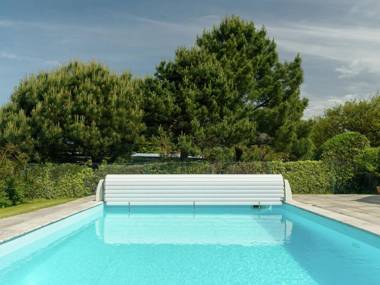 Spacious Villa in Concarneau with Swimming Pool