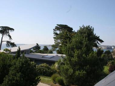 Spacious Villa in Concarneau with Swimming Pool