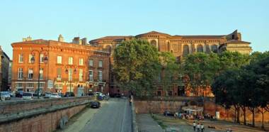 Le Bayard Jaune - PARKING & Gare SNCF