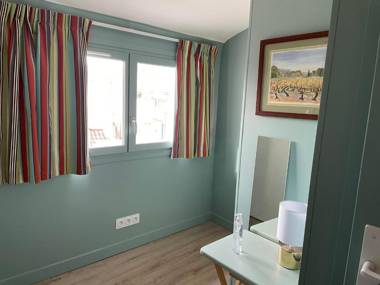 Au cœur du vieux Toulon au calme appartement rénové climatisé confortable étage élevé avec ascenseur proche parking et toutes commodités