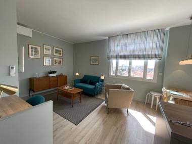 Vue sur rade appartement élégant vaste climatisé étage élevé ascenseur proche parking et toutes commodités au cœur du Toulon historique