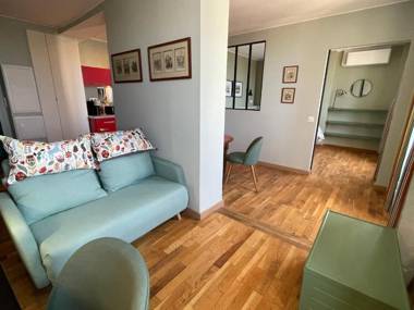 Appartement mignon calme douillet ascenseur clim étage élevé proche parking et toutes commodités au coeur du Toulon historique