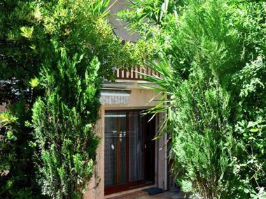 Classy Holiday Home with Swimming Pool Garden Tennis Court