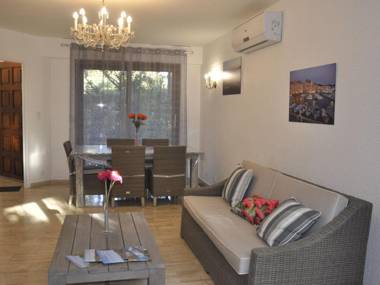 Classy Holiday Home with Swimming Pool Garden Tennis Court