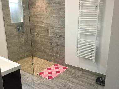 Jolie maison familiale climatisée avec piscine chauffée vue sur le Luberon située aux Taillades 6 personnes LS2-317 BUREU