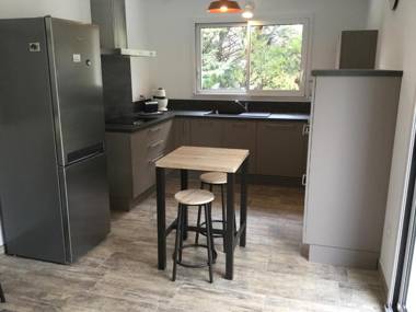 Jolie maison familiale climatisée avec piscine chauffée vue sur le Luberon située aux Taillades 6 personnes LS2-317 BUREU