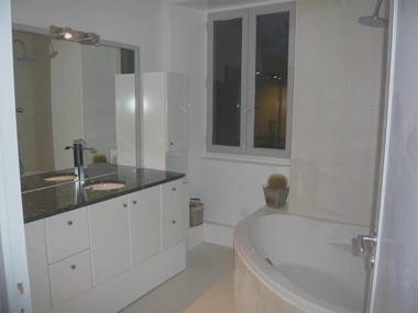 Demeure de 15 chambres avec piscine privee jardin clos et wifi a Satillieu