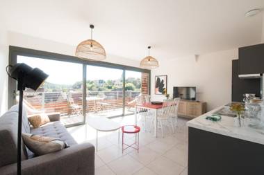 "Le Soleil Levant" avec balcon et parking privé 2 adultes et 1 enfant