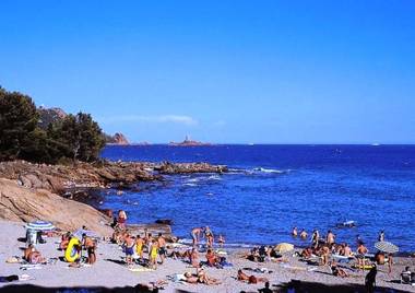 Bungalow d'une chambre a Saint Raphael a 200 m de la plage avec vue sur la mer piscine partagee et jardin amenage
