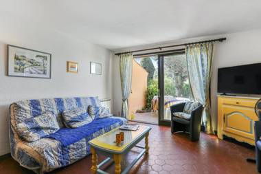 Maison de 2 chambres a Saint Raphael a 500 m de la plage avec piscine partagee et jardin clos