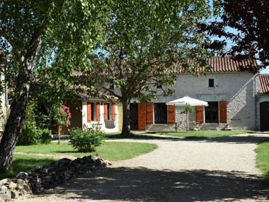 18th century farmhouse with spacious covered terrace nearby Poitiers and Chinon